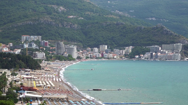 黑山。布瓦附近的贝齐镇海滩上的海景。视频素材