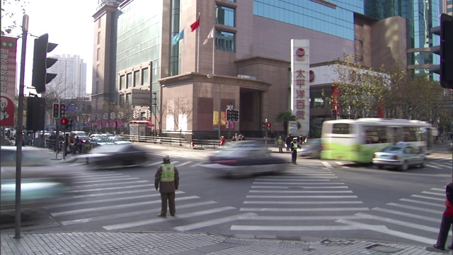 警察在市中心一个繁忙的十字路口控制交通。视频素材