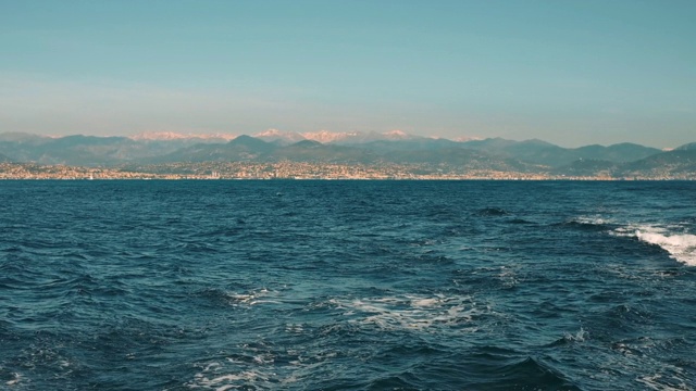 从船上看城市景观。在海上波浪。视频素材