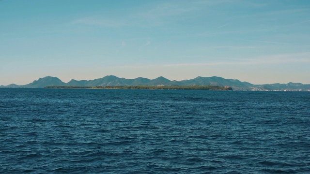 从船上看城市景观。在海上波浪。视频素材