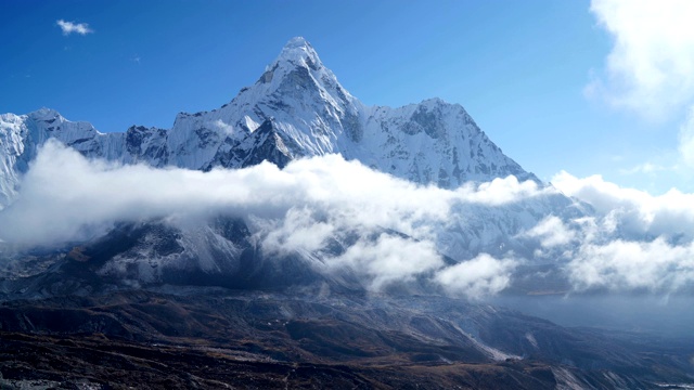 尼泊尔Sagarmatha国家公园的Dingboche定居点附近海拔6814米的山峰Ama Dablam。珠峰大本营(EBC)徒步路线。视频素材