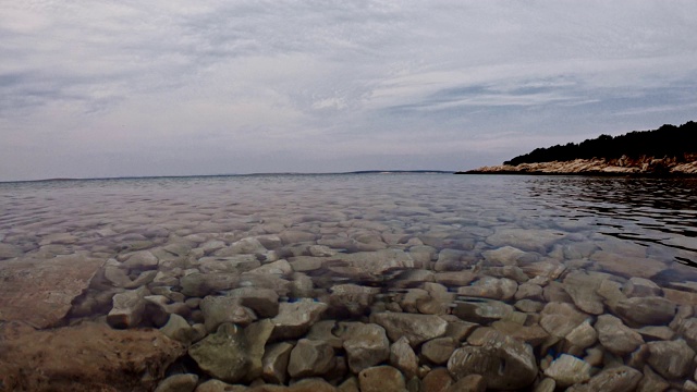 海景全景图。用鹅卵石海滩。视频素材