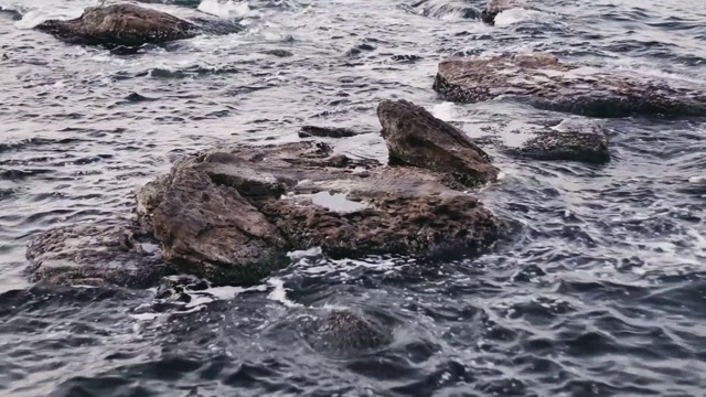 顶视图的大浪，泡沫和溅在海洋，晴天，慢动作视频视频素材