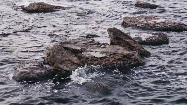 顶视图的大浪，泡沫和溅在海洋，晴天，慢动作视频视频素材