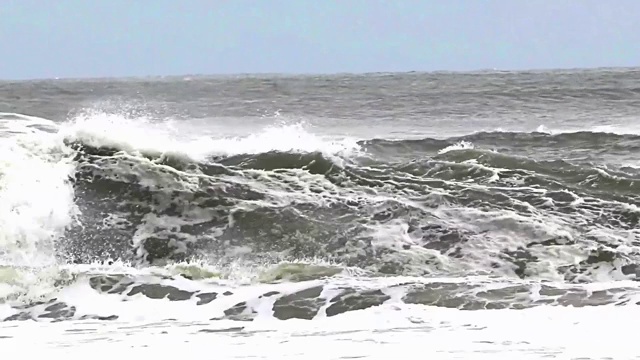 长岛海岸附近波涛汹涌视频素材