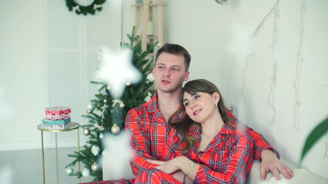 圣诞树房间里的快乐夫妇视频素材