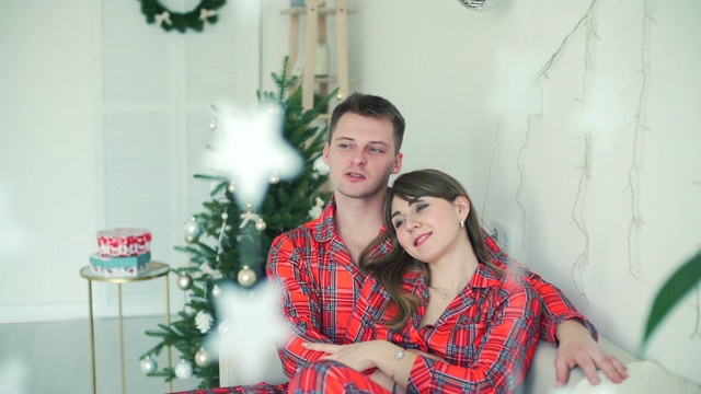 有圣诞树的房间里的年轻夫妇视频素材