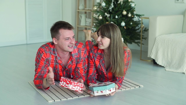 快乐的夫妇和圣诞礼物在家视频素材