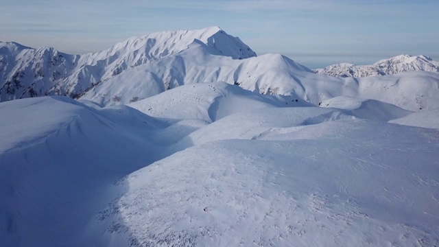 无人机拍摄的被雪覆盖的田山山视频素材