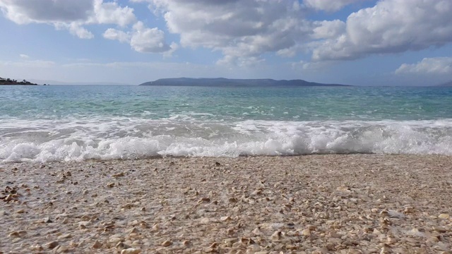 卵石滩和淹没海岸的海浪视频素材