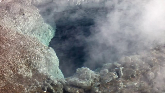 Geysir有时被称为大Geysir，是冰岛西南部的一个间歇泉。这是第一个在印刷资料中描述的间歇泉，也是现代欧洲人所知道的第一个间歇泉。视频素材