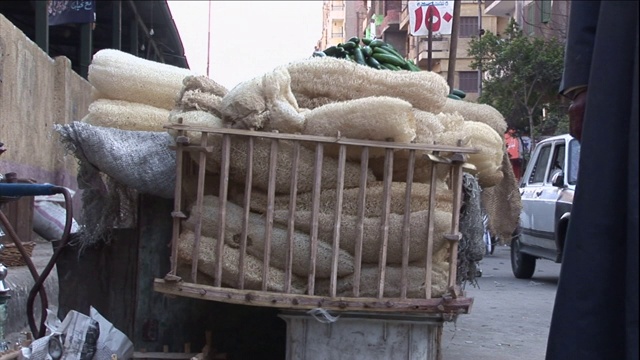 埃及一个户外市场的金属箱里装满了南瓜。视频素材