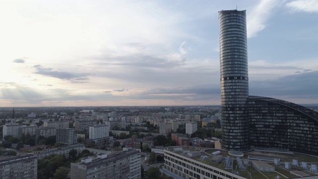 天空塔的摩天大楼。弗罗茨瓦夫城市全景。鸟瞰图。波兰。4 k。视频素材