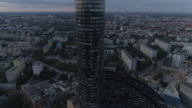 天空塔的摩天大楼。弗罗茨瓦夫城市全景。鸟瞰图。波兰。4 k。视频素材