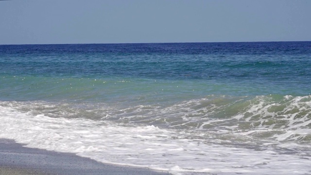 热带海滩主题:加勒比海岛屿海滩海浪的慢动作视图视频素材