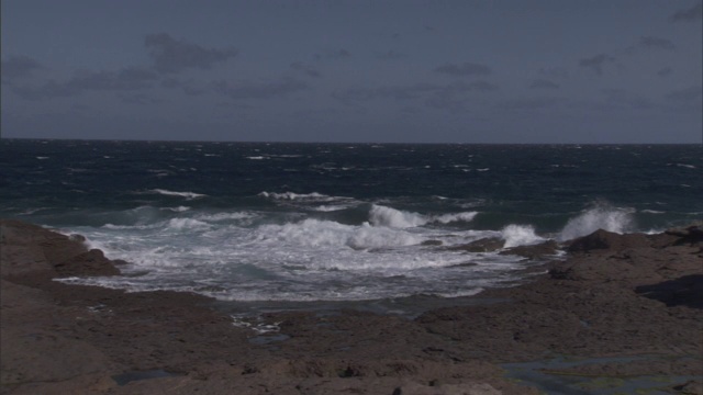 来自地中海的海浪翻滚到意大利撒丁岛的岩石海岸。视频素材