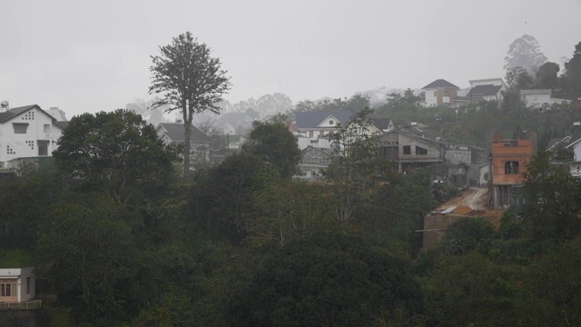 山区小镇遭遇台风和季风暴雨。暴风雨的雨季视频素材