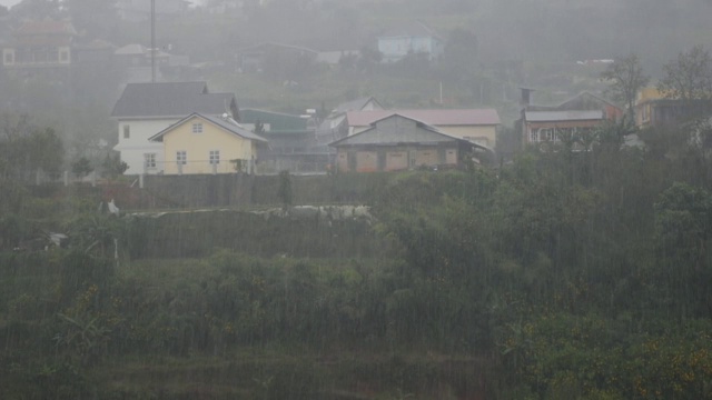 山区小镇遭遇台风和季风暴雨。暴风雨的雨季视频素材