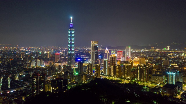 从空中俯瞰台北商务区的夜景视频素材