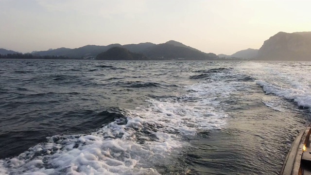 从船上看向岸边和水。船从海岸驶向大海视频素材