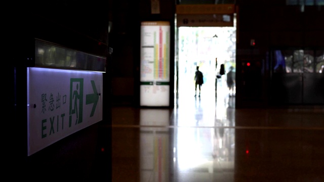 Emergency exit, escape route sign. Location in modern building in public place area. The Chinese characters "緊急出口"mean emergency exits.视频素材