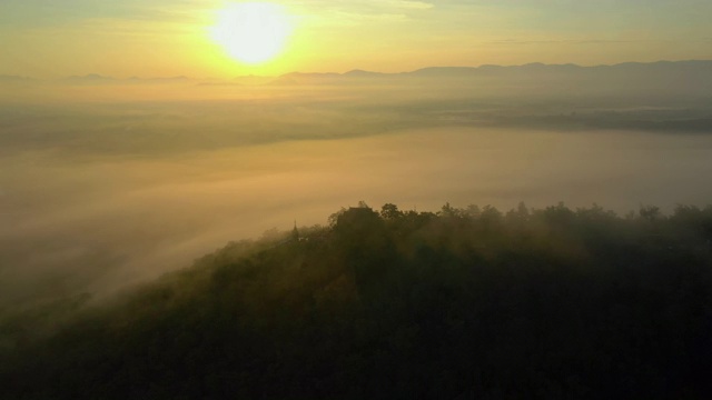 日出时分，云雾缭绕的山上，神庙右侧架空摄影车视频素材