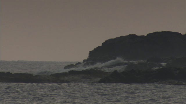 暴风雨的波浪冲击着夏威夷大岛的避难处的海岸线。视频素材