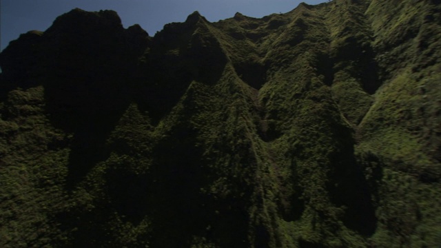 森林覆盖着夏威夷考艾岛的参差不齐的山脉。视频素材