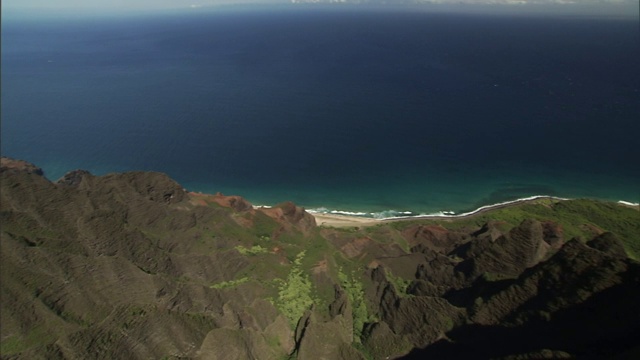 海浪翻滚着冲击着夏威夷考艾岛的多山海岸。视频素材