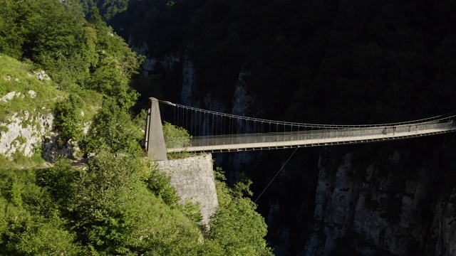 无人机镜头Holzarte人行桥在树木森林在夏季的山，在阳光下的森林在山上。法国巴斯克地区，4K超高清。跟踪。视频素材