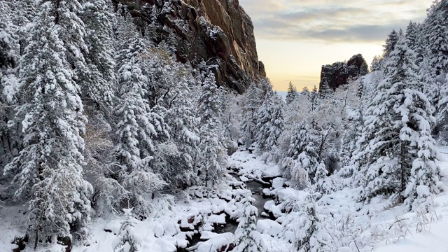 科罗拉多州博尔德市附近新下的雪覆盖了大地视频素材