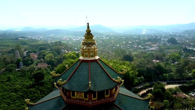 空中的寺庙绿色屋顶和穹顶映衬着乡村风景视频素材