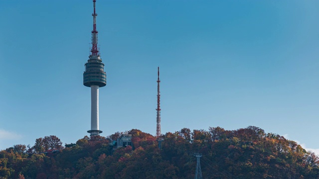 韩国首尔南山上的灯光轨迹与首尔市中心的N汉城塔的延时。视频素材