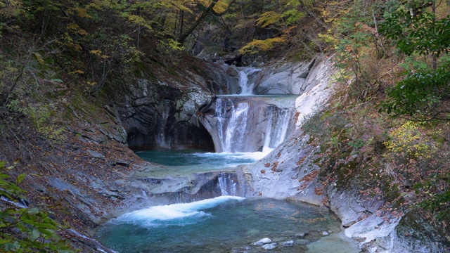 日本西泽峡谷风景优美的瀑布视频素材