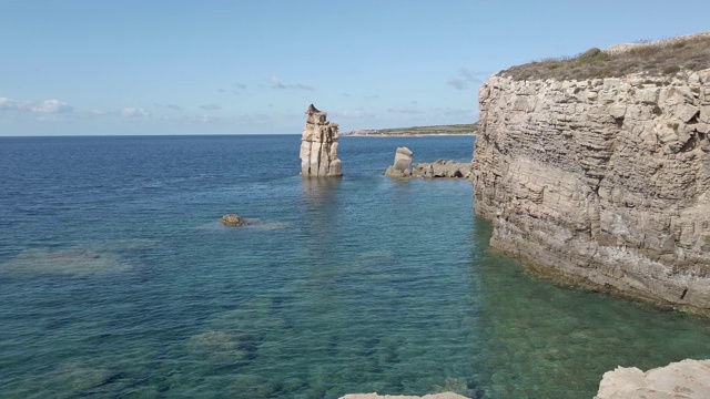 可怕的海景与巨大的峭壁，从清澈透明的海水上升视频素材