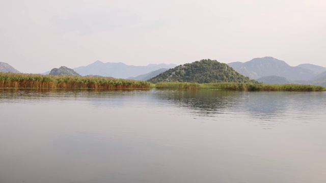 从船上拍摄的黑山斯卡达尔山湖视频素材