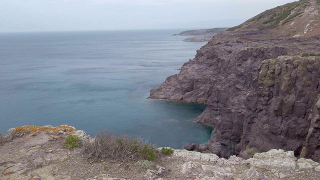 令人敬畏的海景与悬崖荒野和蓝色海洋的地质构造视频素材