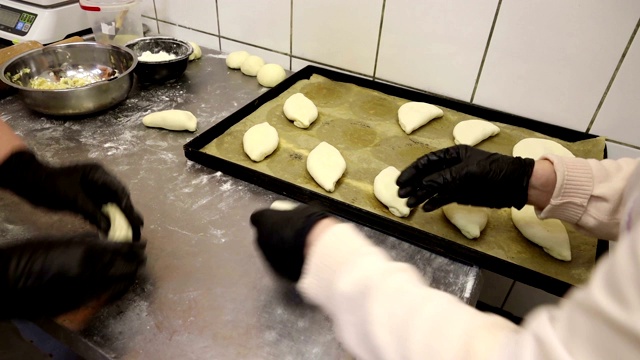 厨师在烹饪店做生面团卷，派和椒盐卷饼视频素材