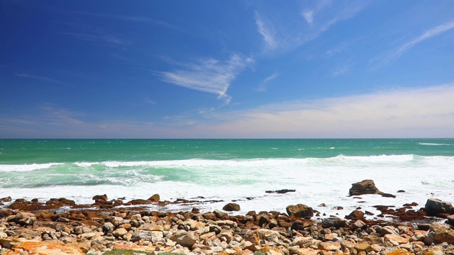 海浪冲击着开普敦海岸的岩石视频素材