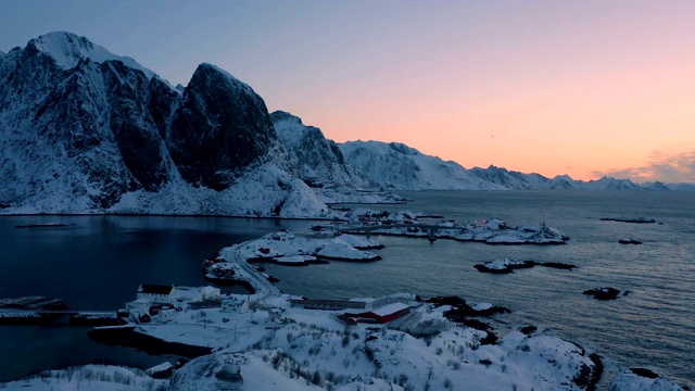 清晨鸟瞰罗浮敦群岛美丽的红色日出和白雪覆盖的山脉视频素材