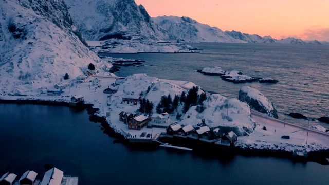 清晨鸟瞰罗浮敦群岛美丽的红色日出和白雪覆盖的山脉视频素材