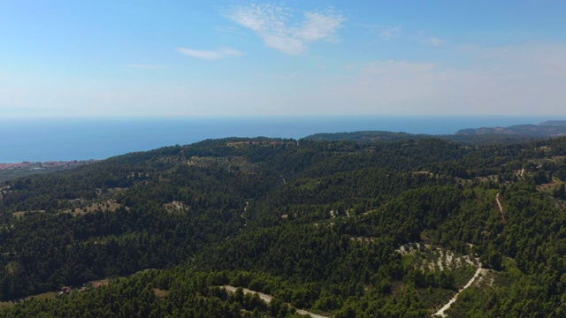 在希腊爱琴海，Halkidiki, Chalkidiki, Kassandra的海边村庄和skala(海滩)的航拍镜头视频素材