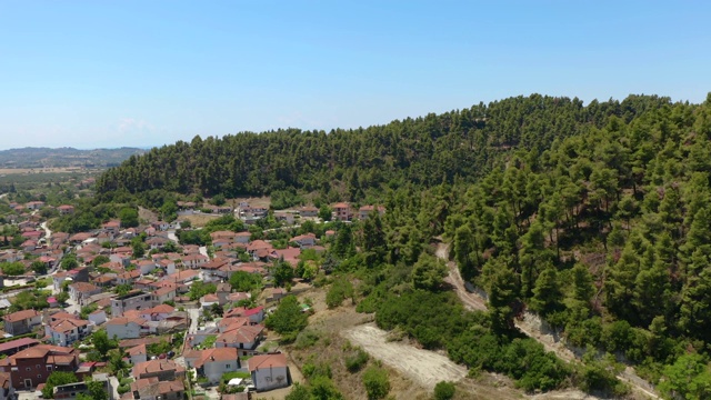 在希腊爱琴海，Halkidiki, Chalkidiki, Kassandra的海边村庄和skala(海滩)的航拍镜头视频素材