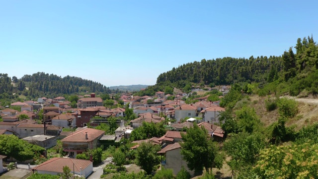 在希腊爱琴海，Halkidiki, Chalkidiki, Kassandra的海边村庄和skala(海滩)的航拍镜头视频素材