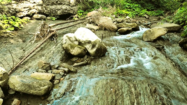 山河在风景如画的群山中视频素材