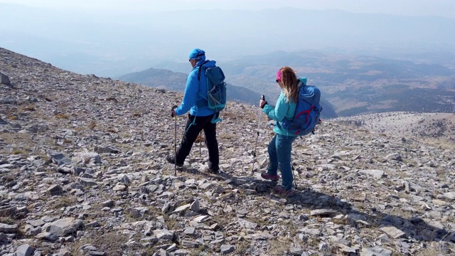 登山队正在一座山的山顶上行走视频素材