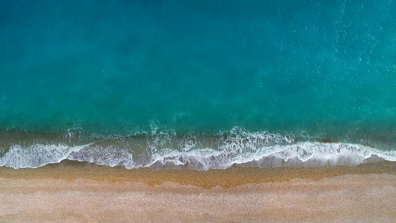 鸟瞰蔚蓝的大海和海浪视频素材