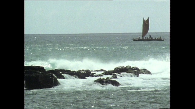 夏威夷独木舟驶过破浪的岩石;1983视频素材