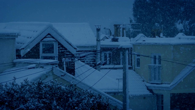 晚上暴风雪中的房子视频素材