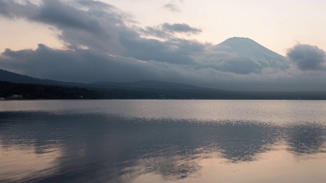 富士山映在黄昏的山中湖(摇摄)视频素材